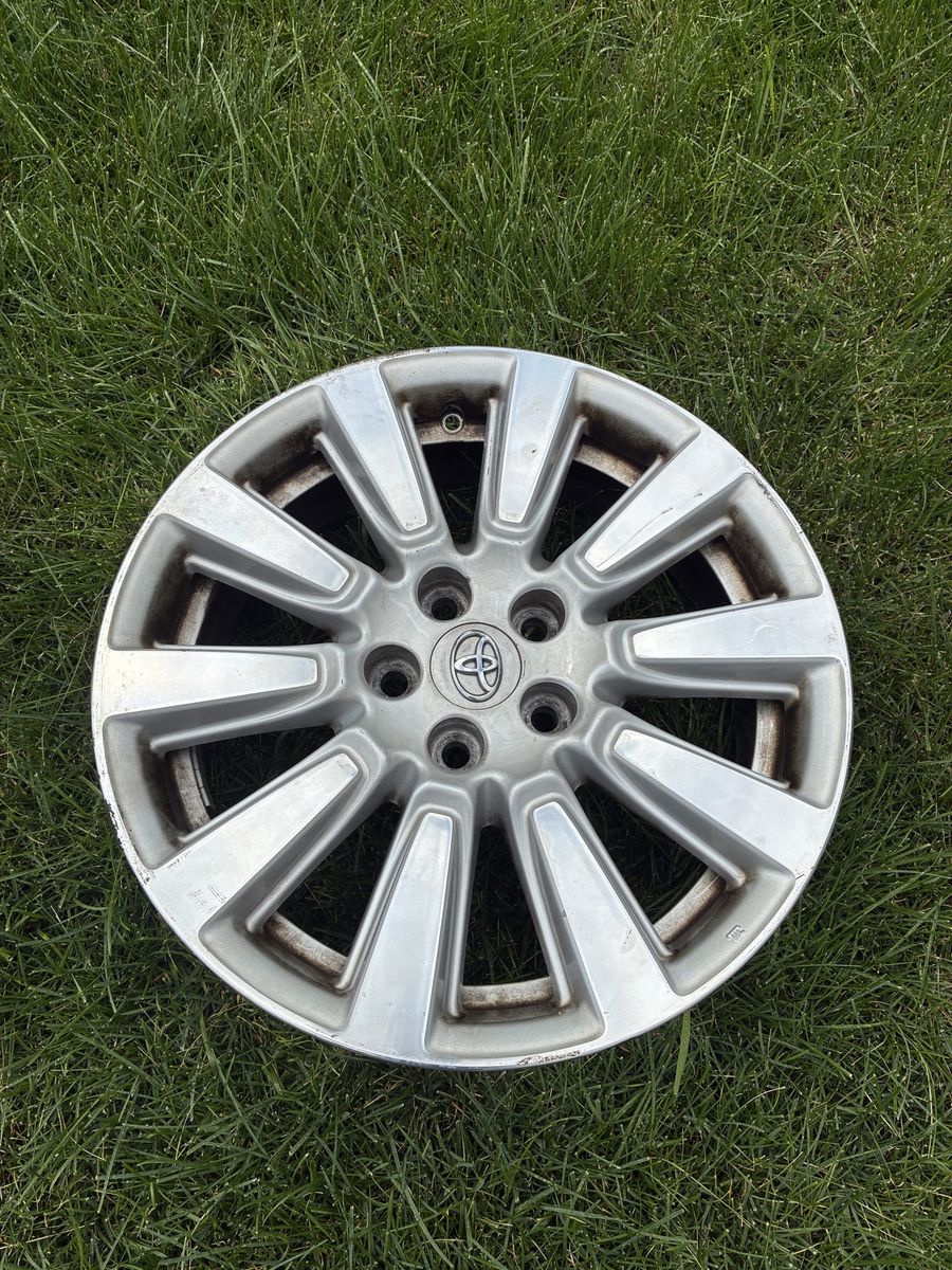 OEM Toyota Sienna 19-Inch Alloy Wheel. 