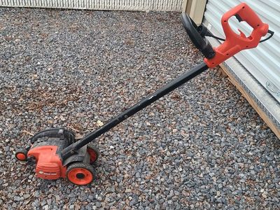 Electric edger with metal blade