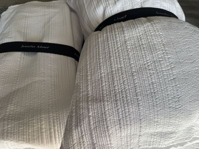 Jennifer Adams White Queen Quilt Set – 3 Piece – Costco
