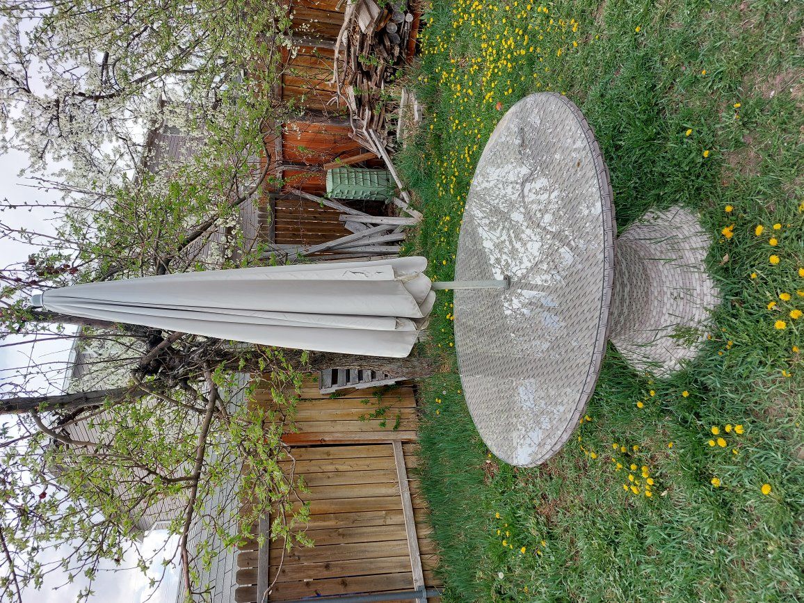 outdoor table and chairs