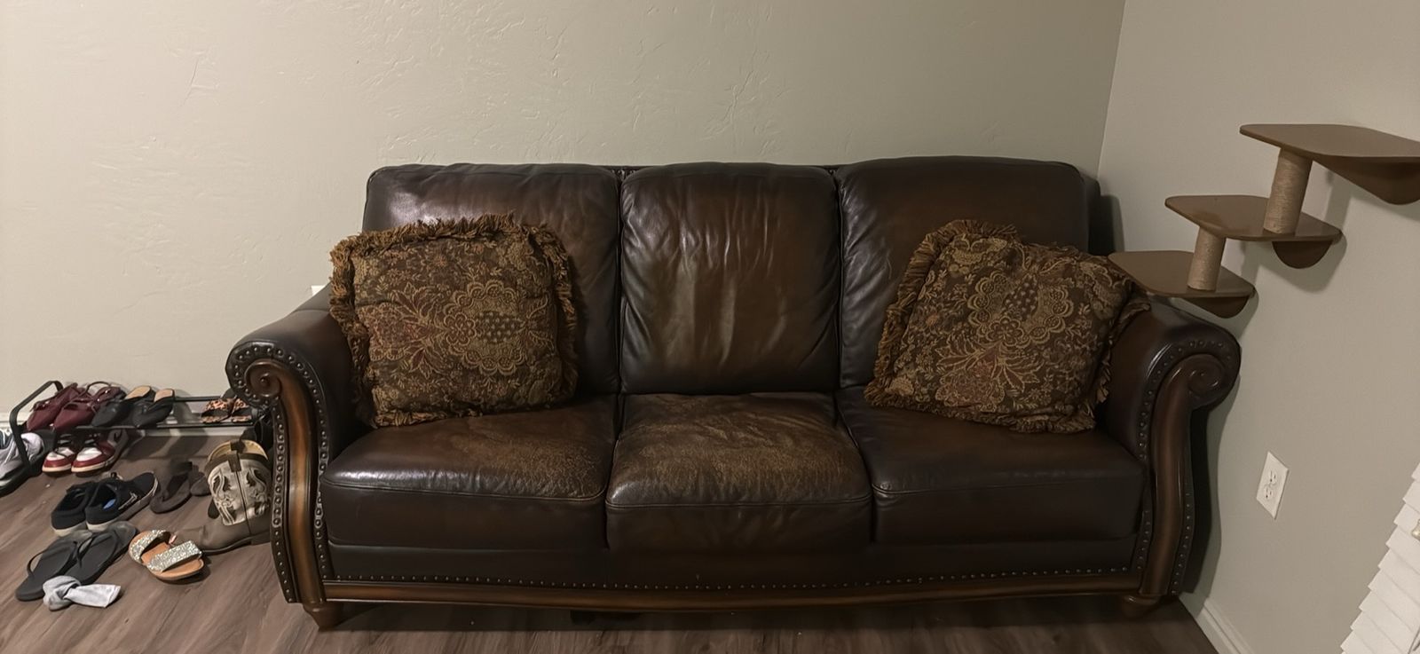 y2k brown vintage sofa with pillows