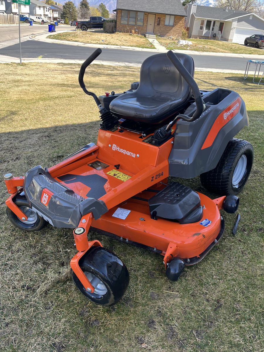 Husqvarna Z254 zero Turn Mower