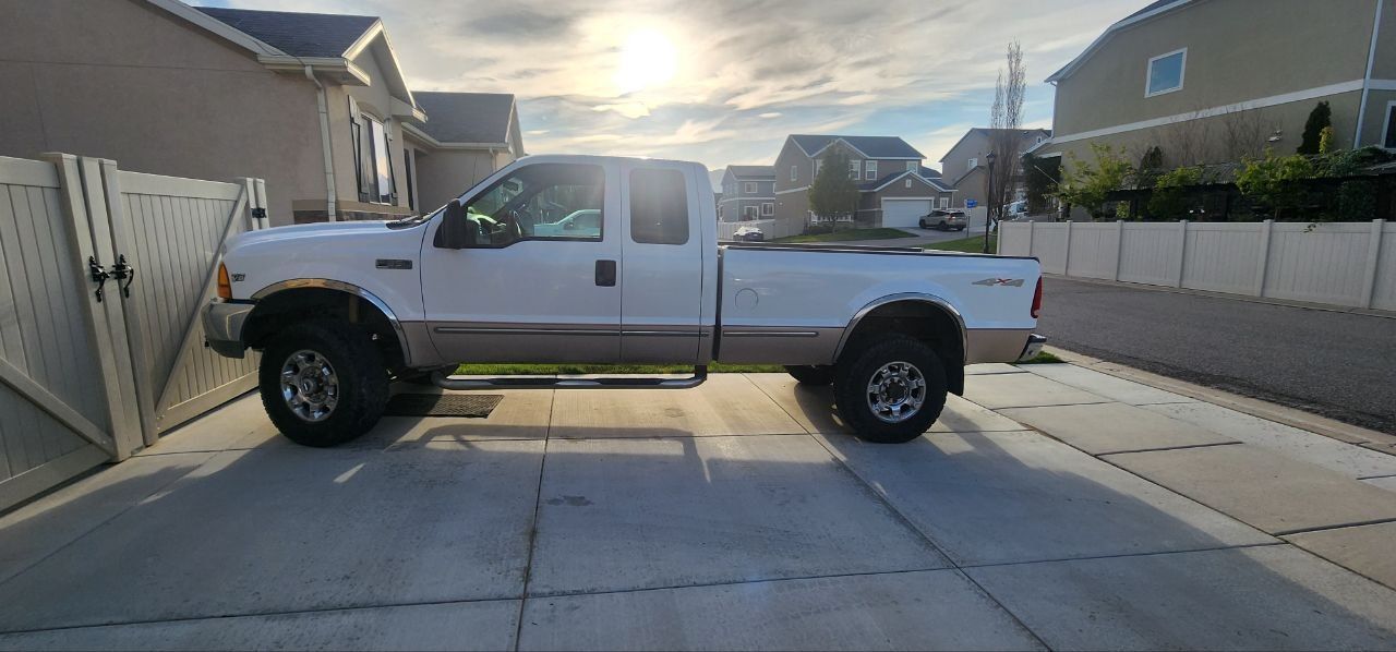 White 1999 Ford 7.3L V8 Diesel Truck (highly Sought After starts right up)
