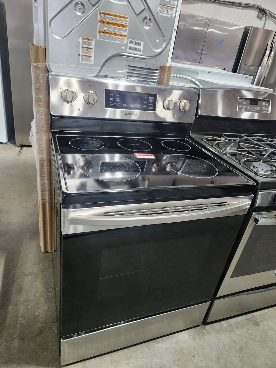 NICE SAMSUNG STAINLESS STEEL GLASS TOP RANGE! WITH A FULL WARRANTY