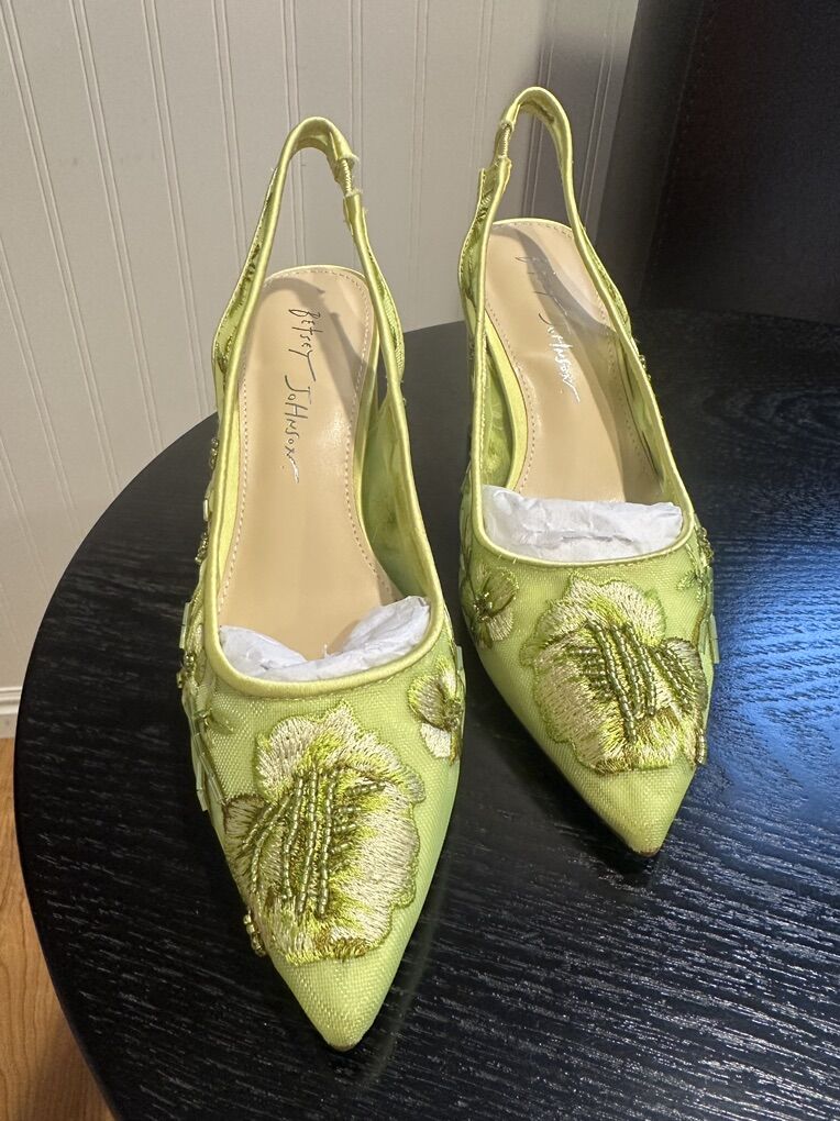 Betsey Johnson New shoes (Size 6,5)