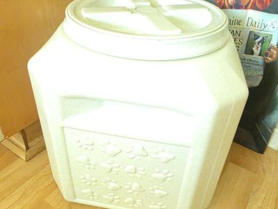 Vittles Vault Gamma 25 lb Pet Food Container Airtight Storage White