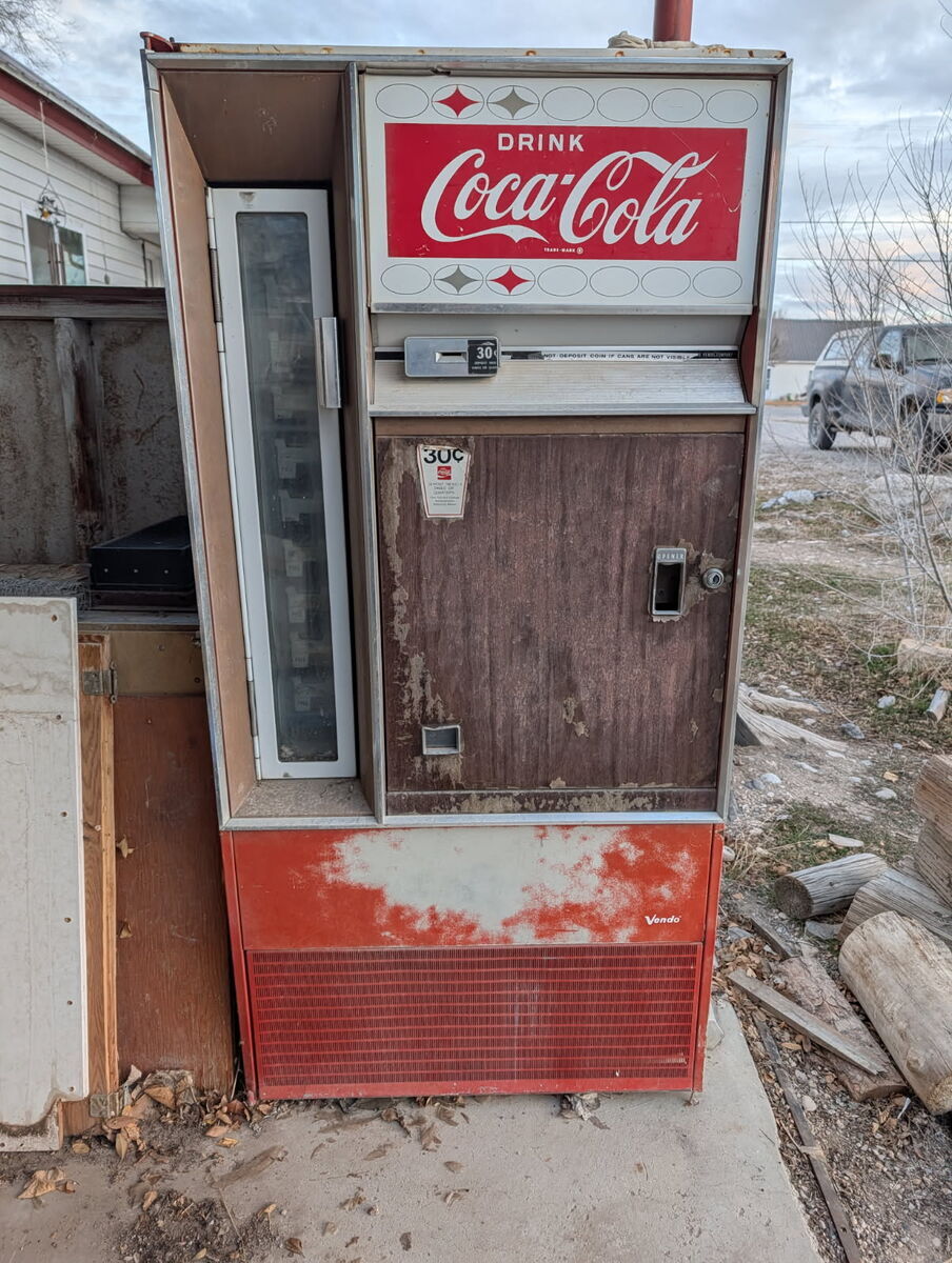 Vintage 1970's Coca Cola vending machine