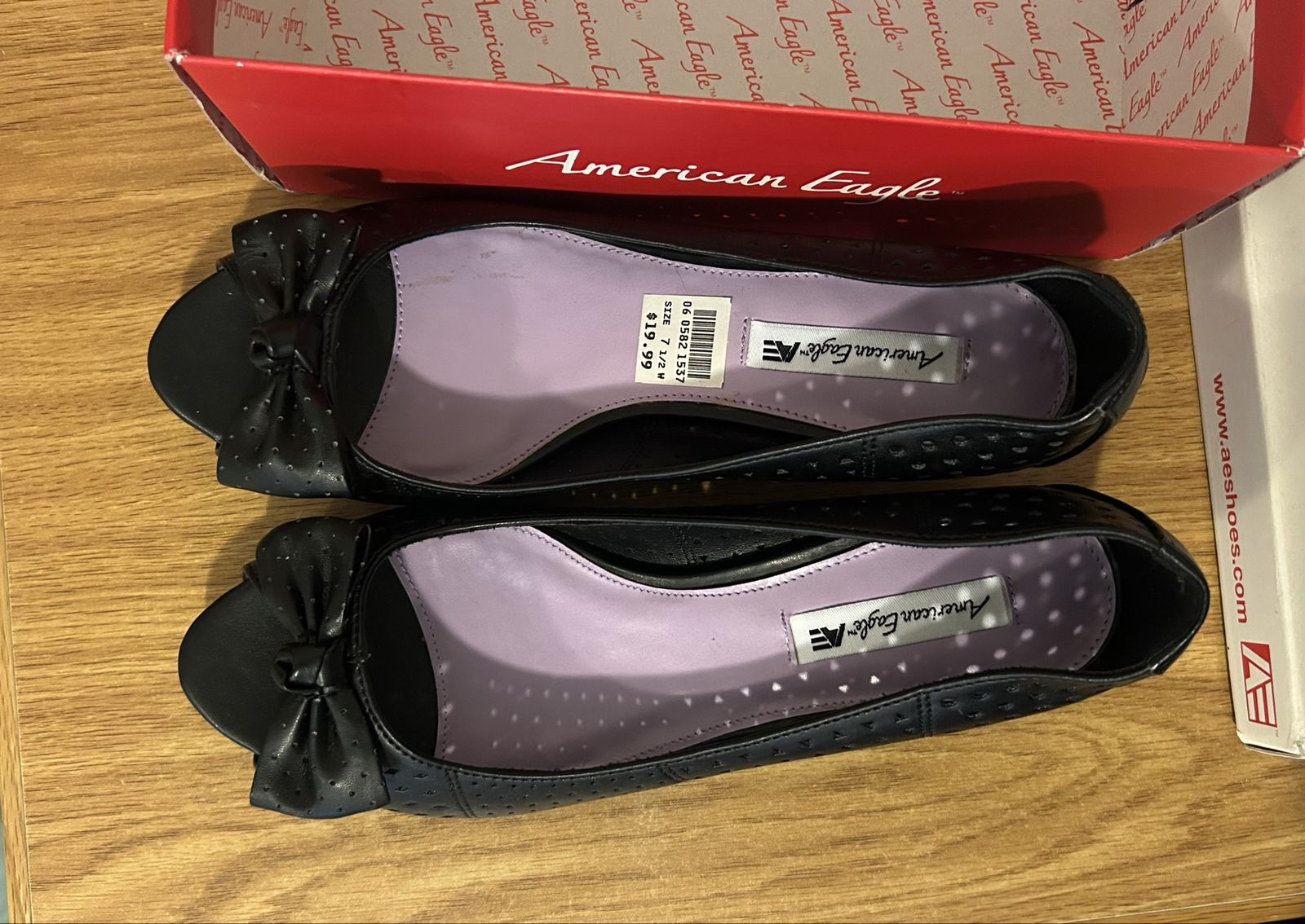 American Eagle Women's Black Perforated Peep-Toe Kitten Heel Pumps Size 7 1/2 Wide Width - Brand New
