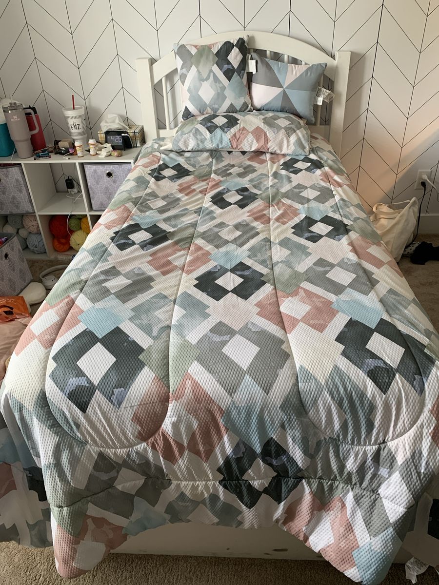 Geometric Pattern Twin Comforter Set with Pillow Shams - Multicolor