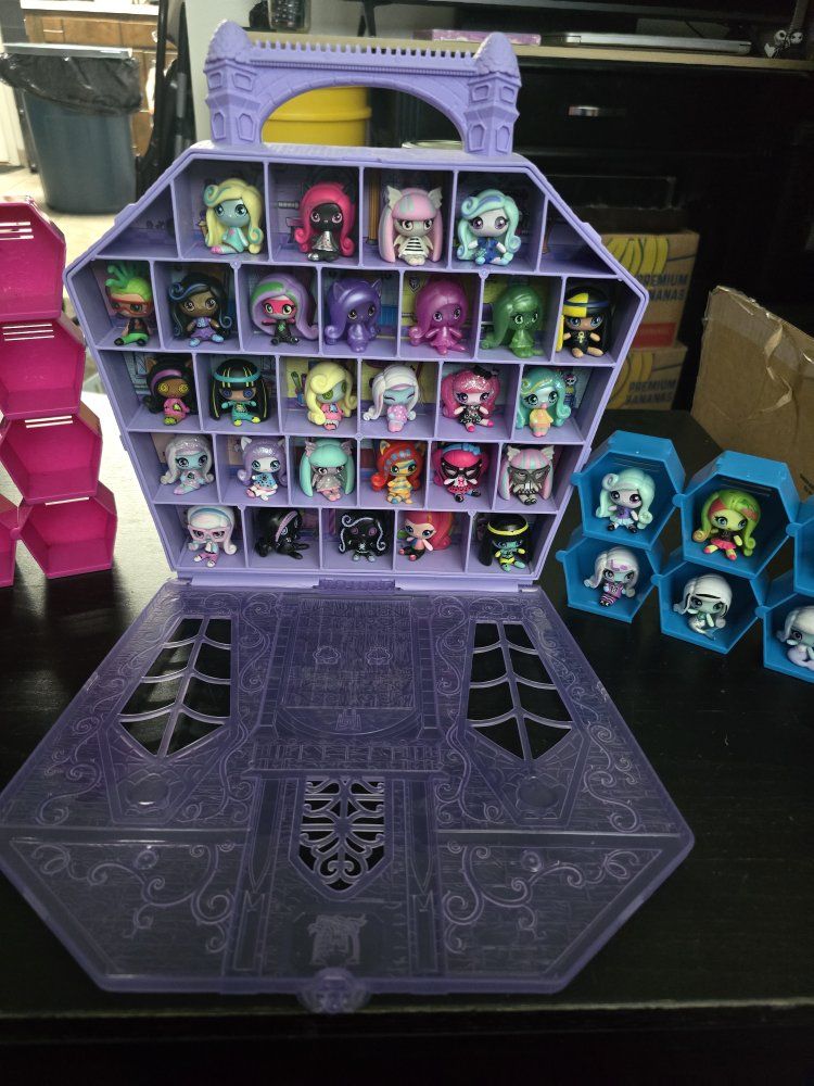 Monster High Minis Figure Lot w/ Purple Haunted High School case & Stackable locker display cases