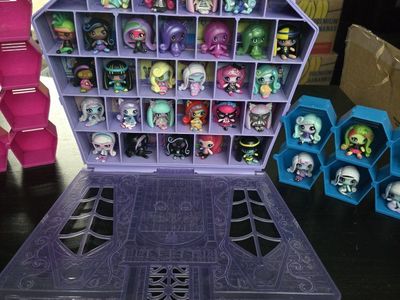 Monster High Minis Figure Lot w/ Purple Haunted High School case & Stackable locker display cases