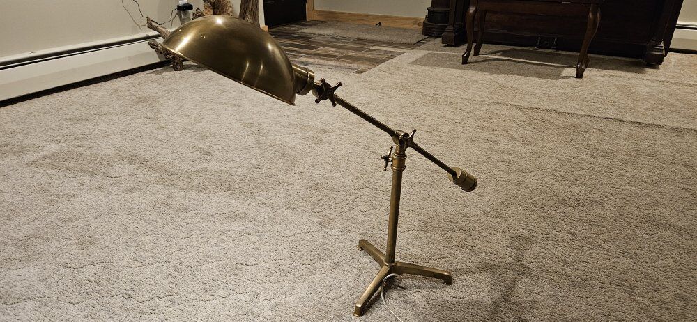 Brass counterbalance table lamp.