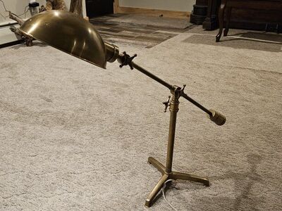 Brass counterbalance table lamp.