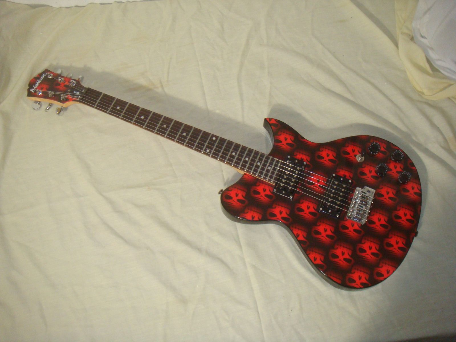 WASHBURN WI14 IDOL ELECTRIC GUITAR IN BLACK WITH RED SKULLS - EXCELLENT!
