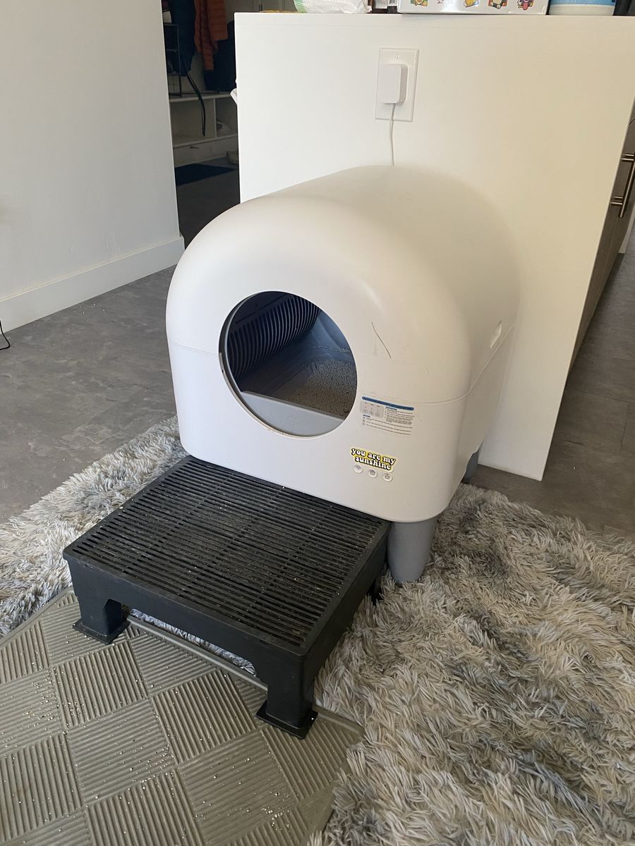 Automatic litter box/litter robot