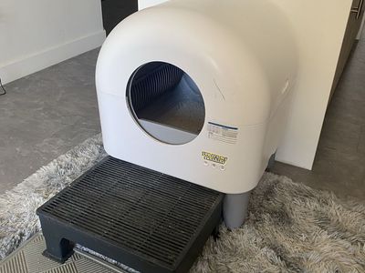 Automatic litter box/litter robot
