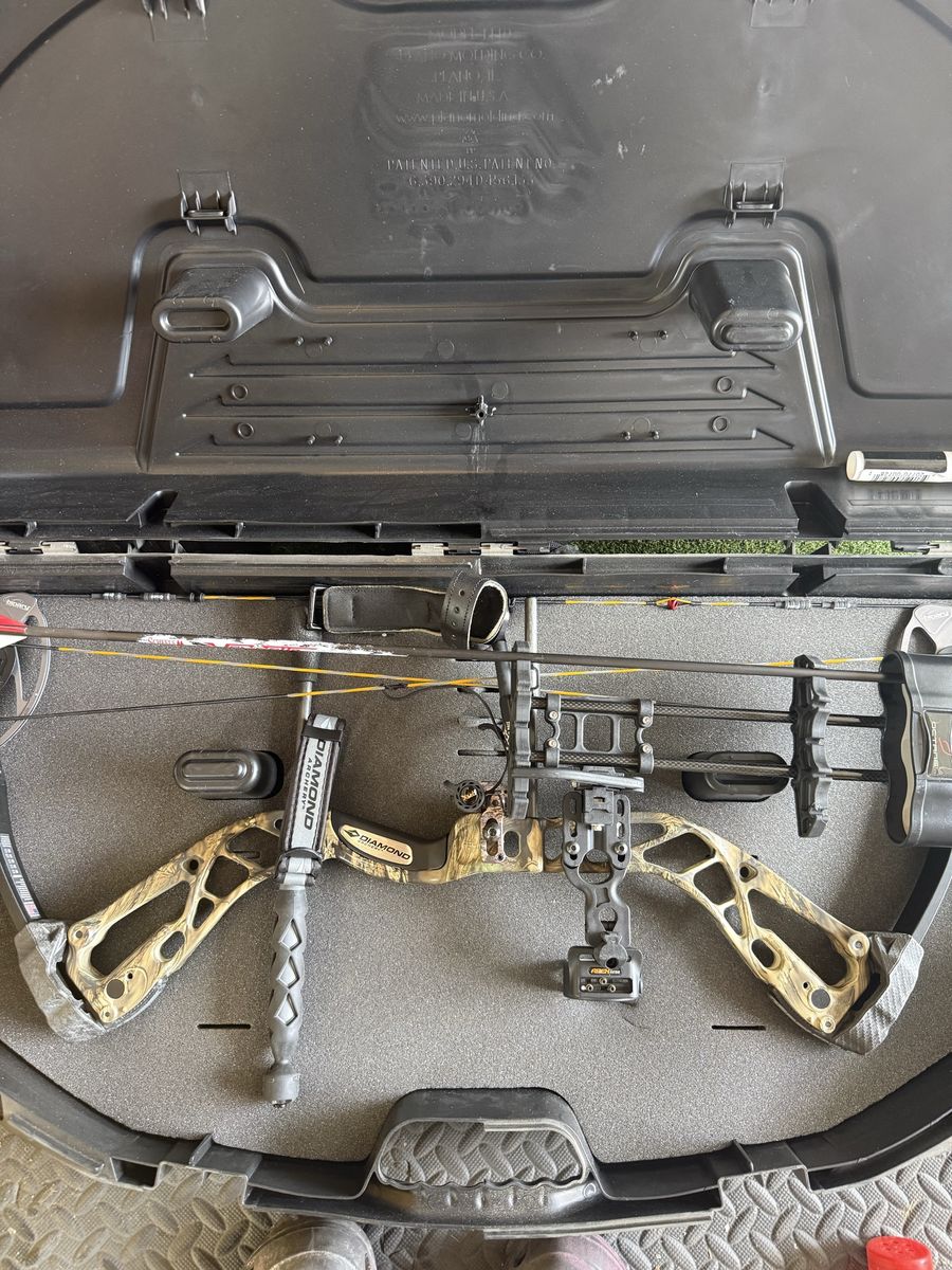 Diamond Archery Compound Bow with Hard Case and Accessories