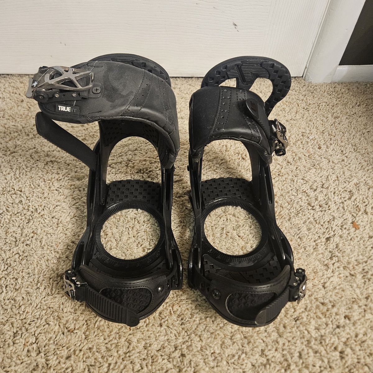 TRUE IT Snowboard Bindings - Black, Adjustable Straps