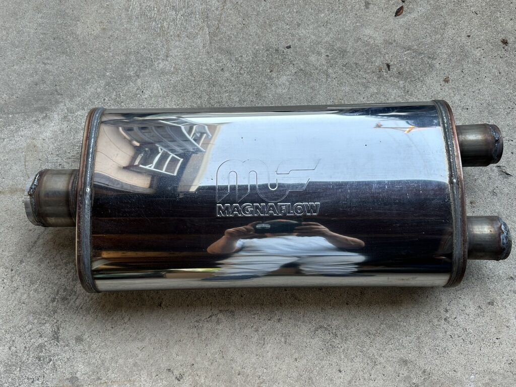 Magna Flow Muffler 3.5 Inlet Dual 2.5 Outlet