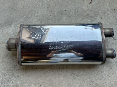 Magna Flow Muffler 3.5 Inlet Dual 2.5 Outlet