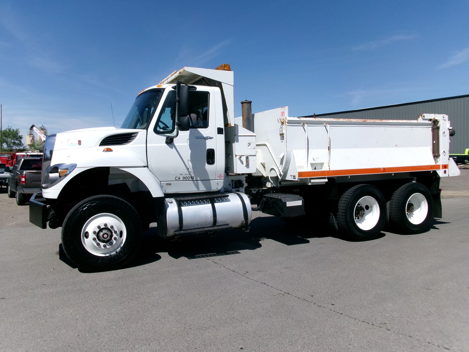 2009 IHC 7600 Tandem axle dump truck