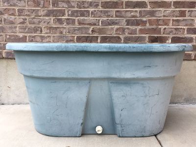 100 GALLONS LIVESTOCK TANK