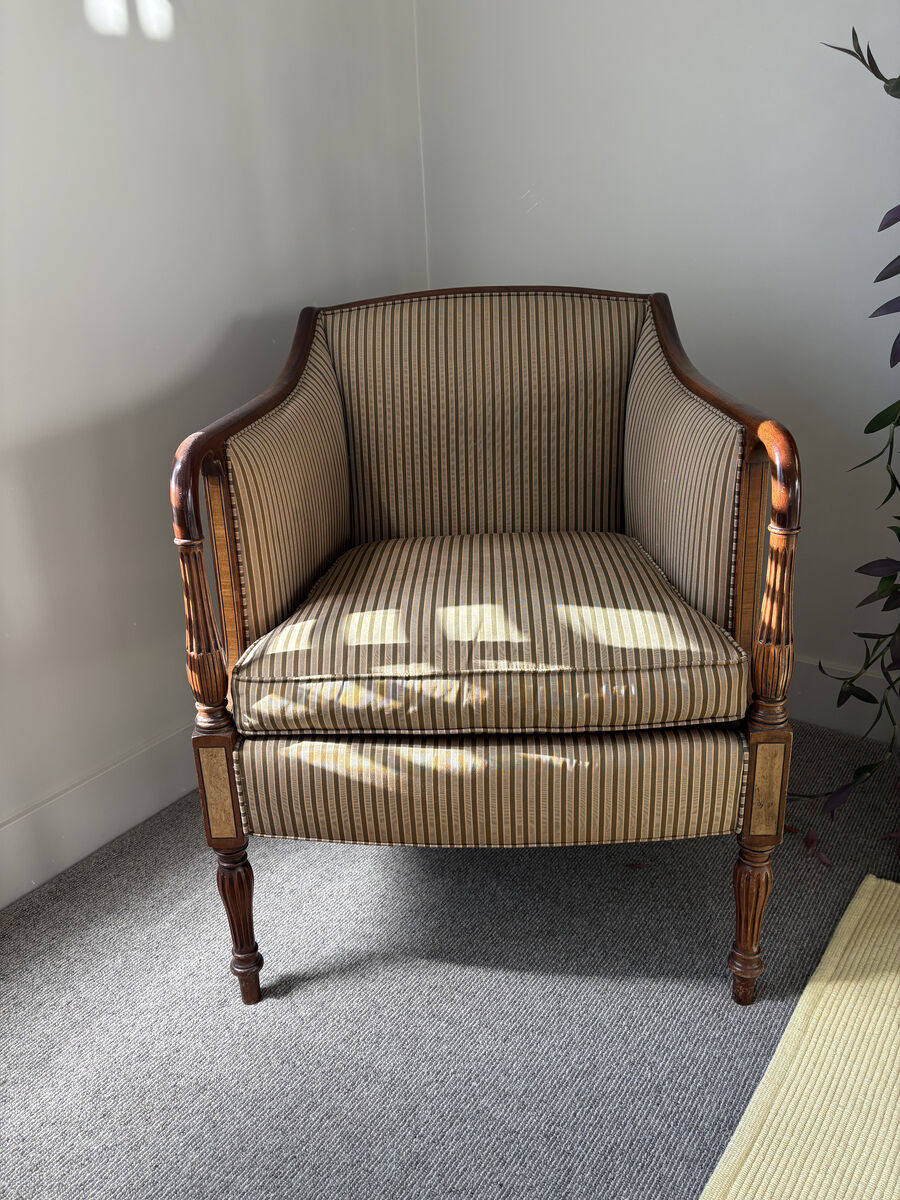 Traditional Tufted Accent Chair – Solid Wood Frame