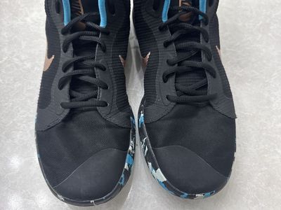 Men’s basketball shoes us 10.5