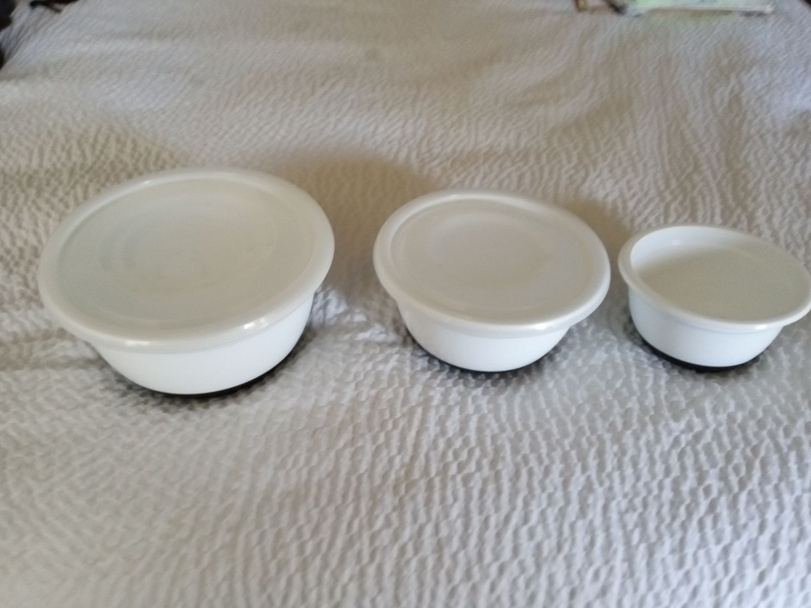 Three piece set if nesting bowls and 2 lids made USA