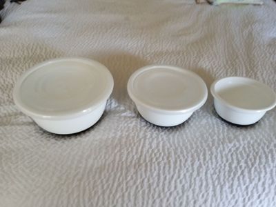 Three piece set if nesting bowls and 2 lids made USA