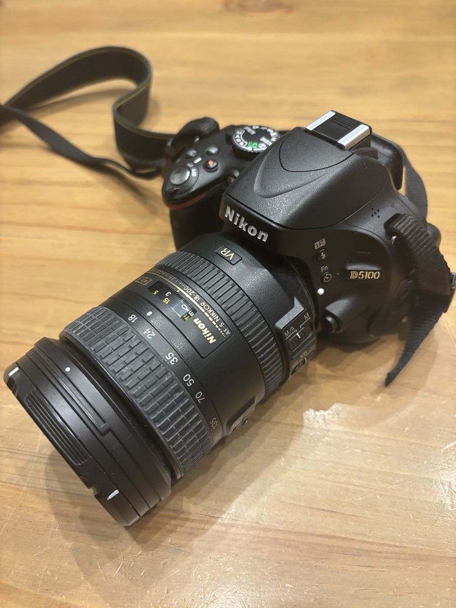 Nikon D5100 + Nikkor 18-200mm