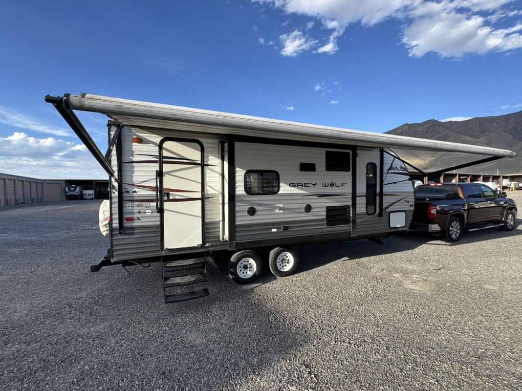 Pristine 2015 Grey Wolf Limited Double SLide