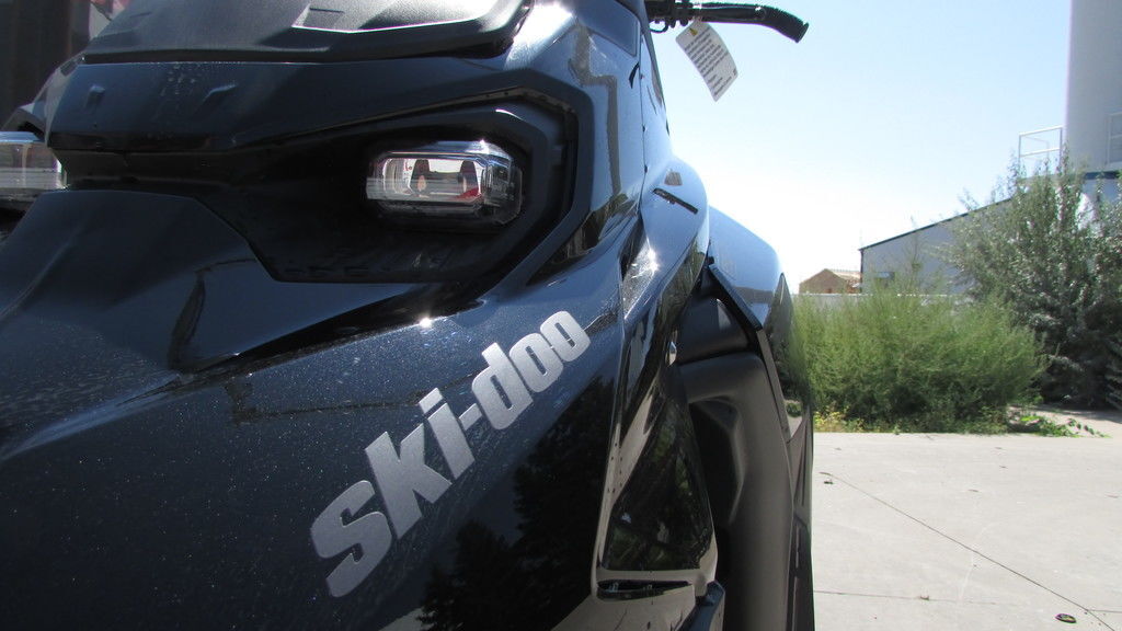 2025 Ski-Doo Summit® Adrenaline® with Edge Package 850 E-TEC 146 SS H_Alt Powder 2.5_Bla