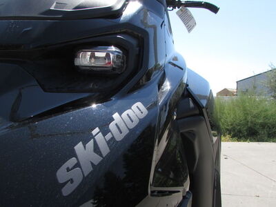 2025 Ski-Doo Summit® Adrenaline® with Edge Package 850 E-TEC 146 SS H_Alt Powder 2.5_Bla