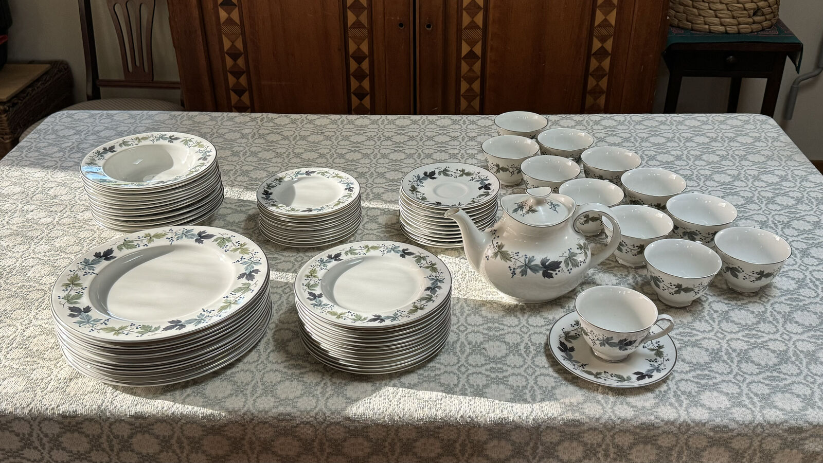ROYAL DOULTON 73 pc DINNER SET