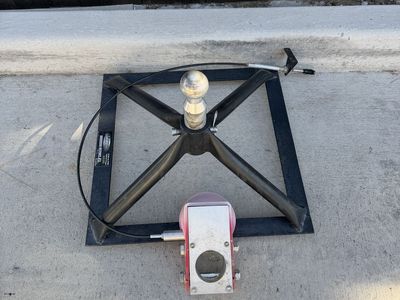 Andersen rail style fifth wheel adapter with upper and pins
