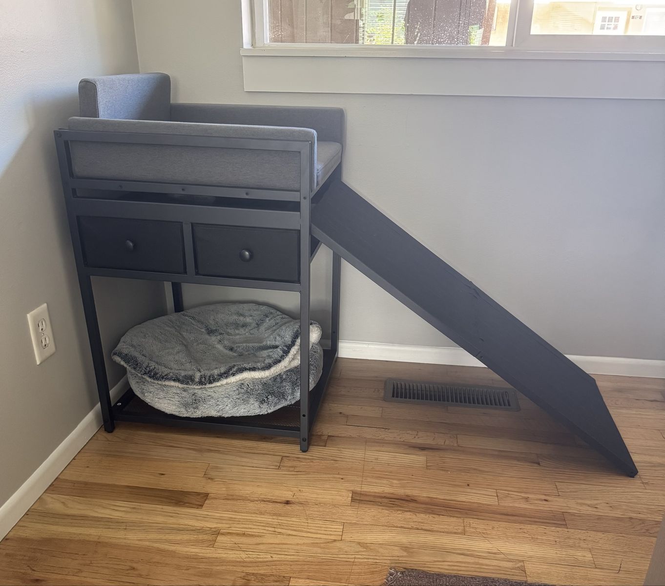 Pet Window Seat with Retractable Ramp