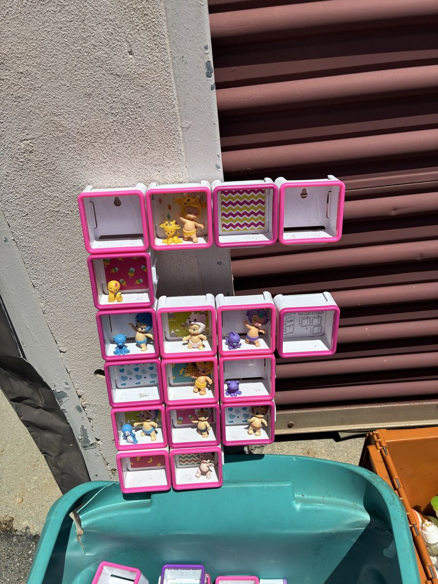 Tiny Cribs Zuru Mini Brands 15-Piece Animal Babies Collection & Display Cubes