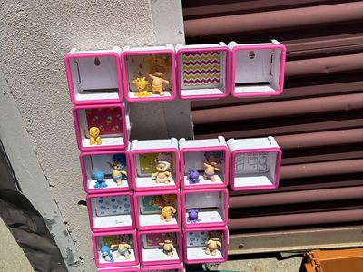 Tiny Cribs Zuru Mini Brands 15-Piece Animal Babies Collection & Display Cubes