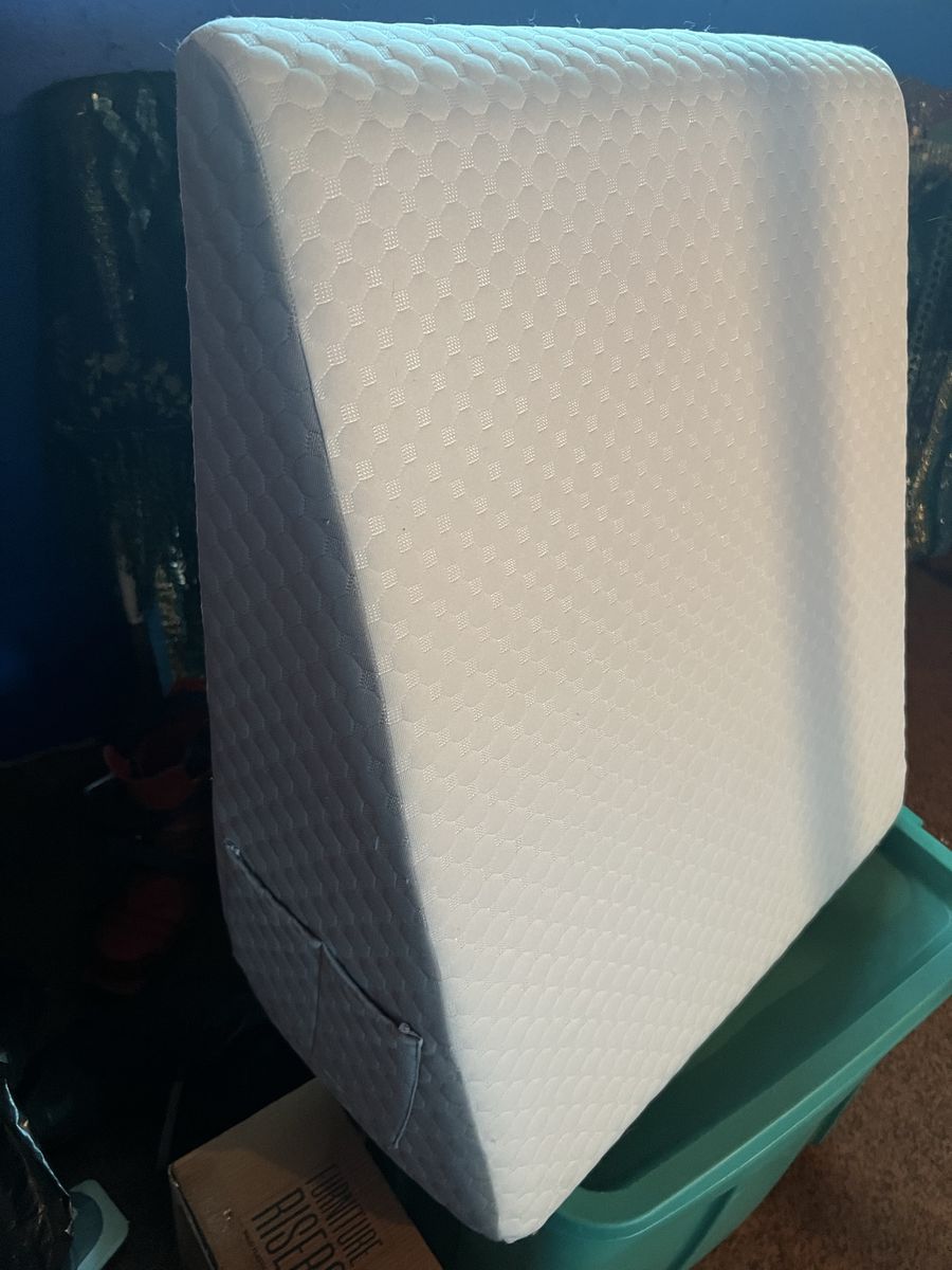 Comfortable White Bed Wedge Pillow with Side Pocket - Orthopedic Support for Sleep & Acid Reflux