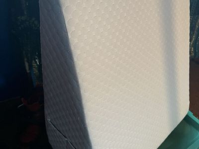 Comfortable White Bed Wedge Pillow with Side Pocket - Orthopedic Support for Sleep & Acid Reflux