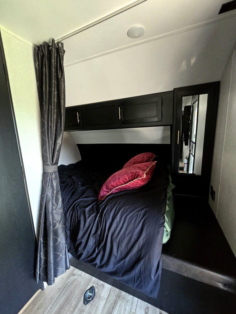 Main image 6
