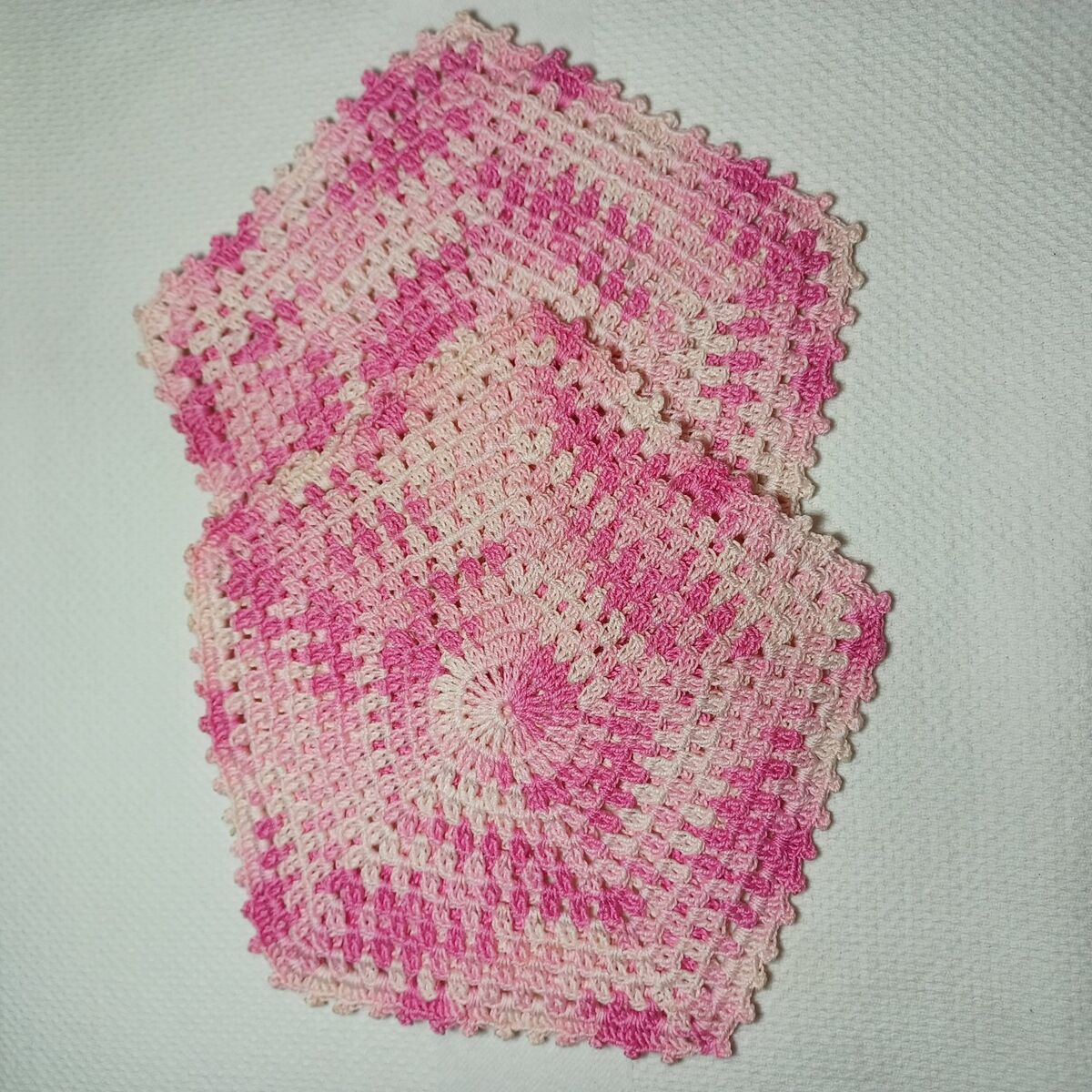 Hard to Find Vintage Trivet /Doilies
