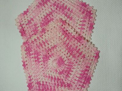 Hard to Find Vintage Trivet /Doilies