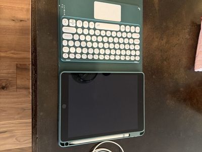Apple iPad (9th Gen, 256 GB, Unlocked, Cellular) with Keyboard Case, and Apple Pencil