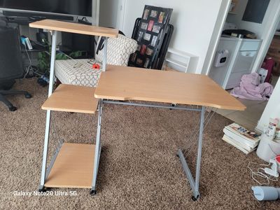 Desk and chaie