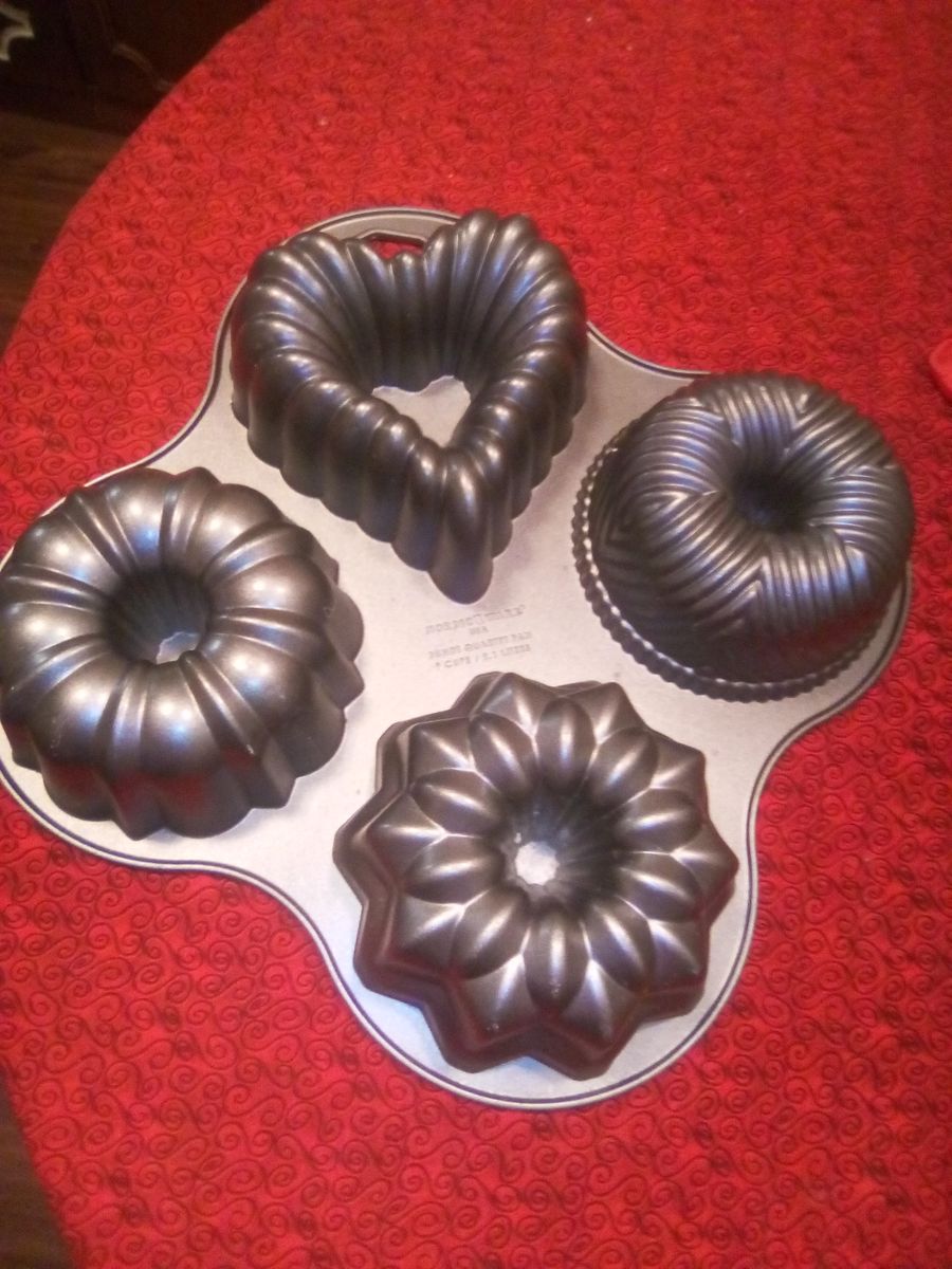 Bundt cake pan