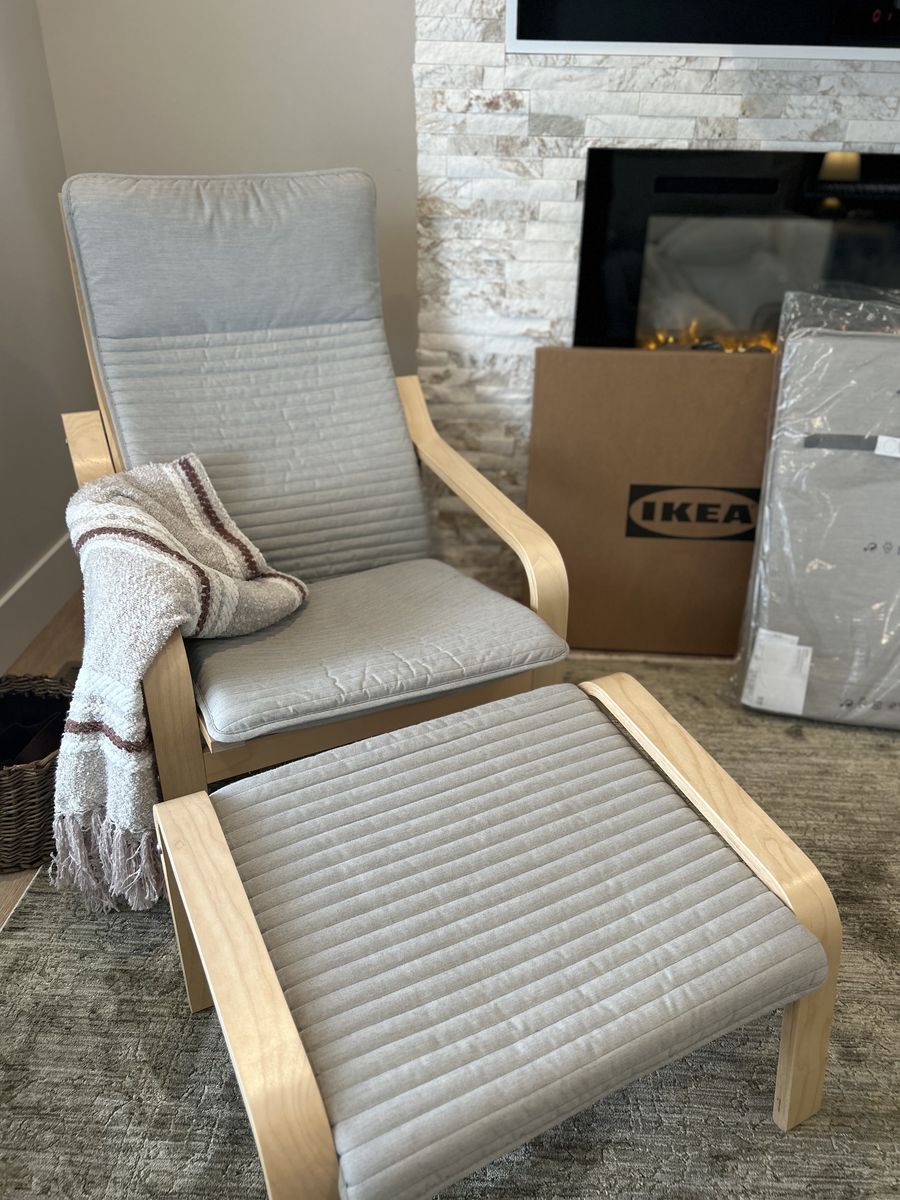 *** NEW IN BOX Armchair with gently used Ottoman ***