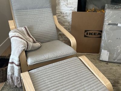 *** NEW IN BOX Armchair with gently used Ottoman ***