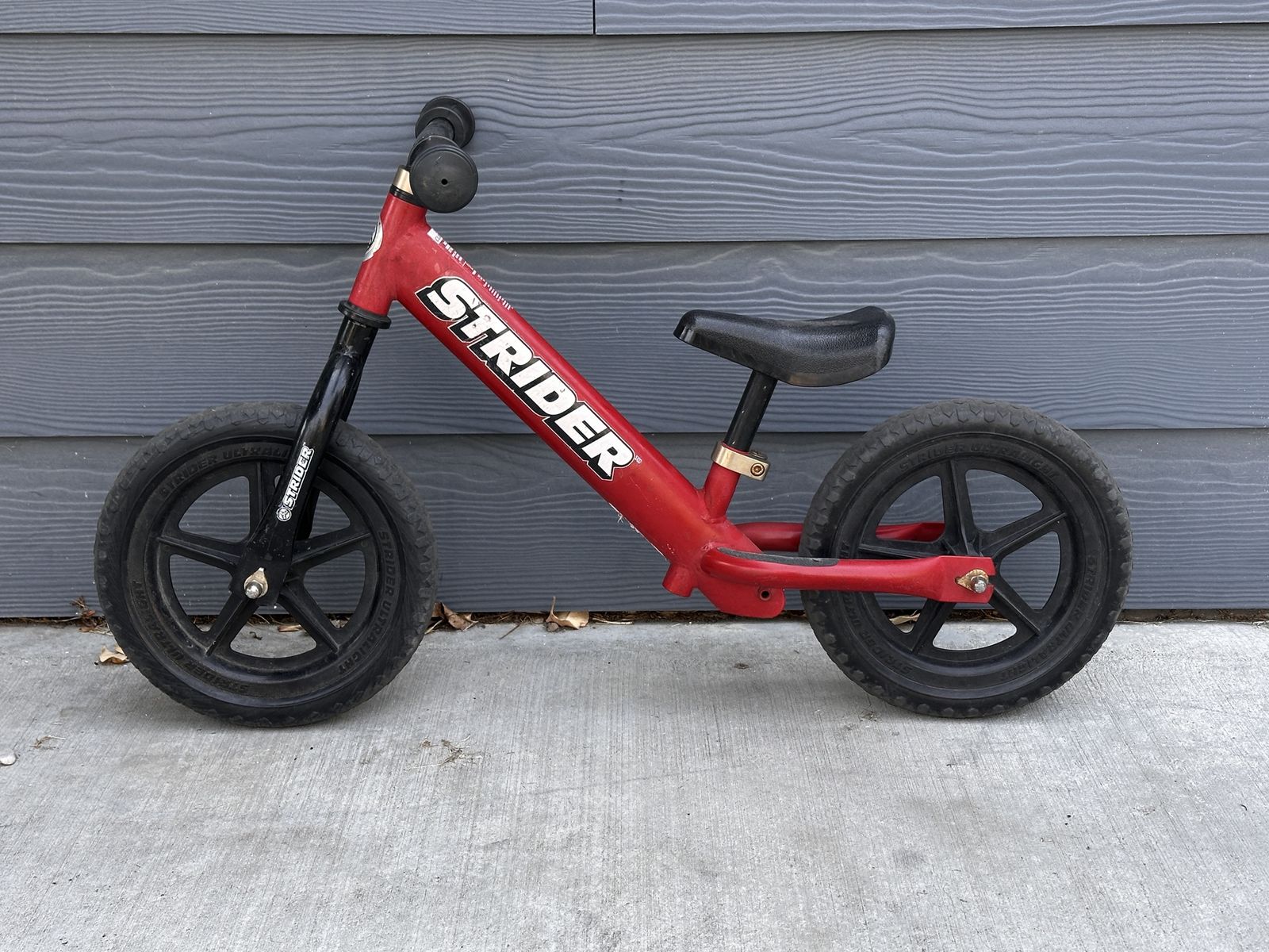 Strider 12 Classic Bike, Red - No Pedal Balance Bicycle for Kids.